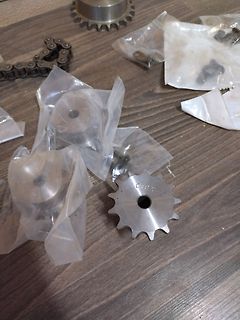 Zahnräder und Kette auf Holztisch