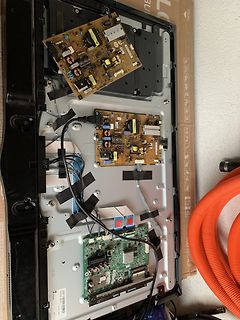 Innenansicht einer geöffneten Elektronik-Einheit mit mehreren Leiterplatten