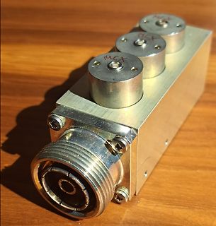 Metallgehäuse mit drei MCX-Anschlüssen