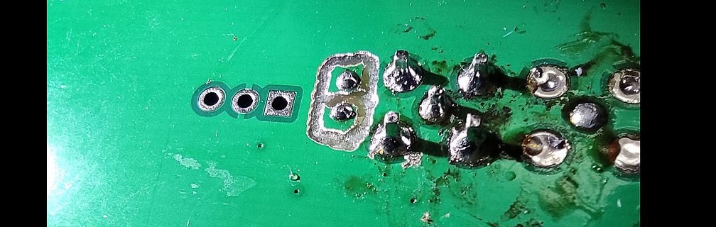 Nahaufnahme von Lötstellen auf einer grünen Leiterplatte