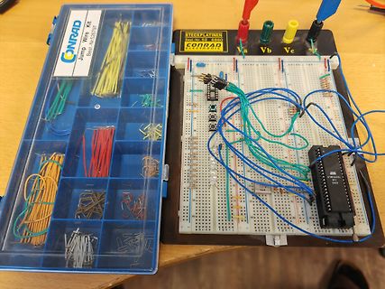 Breadboard Aufbau mit ATmega32L und Jumper-Kabeln