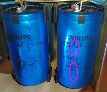 Zwei blaue Elektrolytkondensatoren von Philips