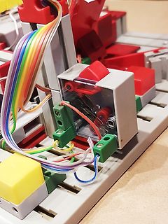 Elektronischer Aufbau mit bunten Flachbandkabeln und Modulen
