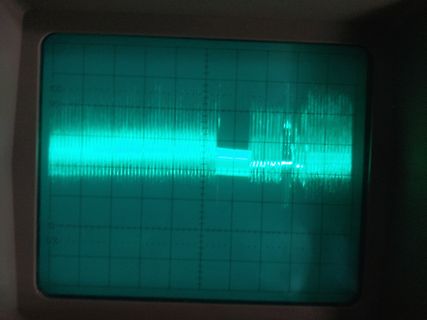 Abfotografierter Oszilloskop-Bildschirm mit Signalverlauf