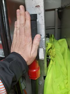 Hand an einem technischen Bauteil