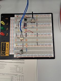 Aufbau auf Breadboard mit Datenblatt