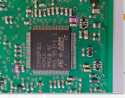 Nahaufnahme einer Leiterplatte mit STM32P301 Mikrocontroller