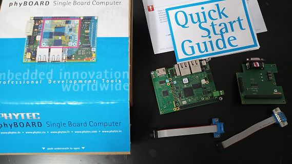 PhyBOARD Single Board Computer mit Verpackung und Zubehör
