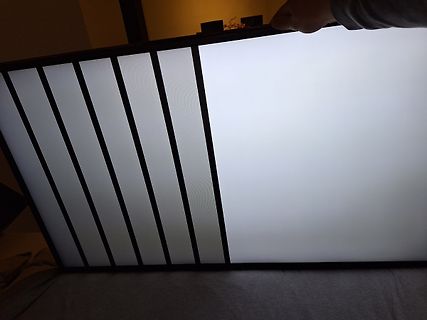 Nahaufnahme eines hellen Bildschirms mit vertikalen Streifen