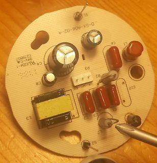 Bestückte kreisförmige Leiterplatte mit elektronischen Bauteilen