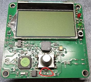 Grüne Leiterplatte mit LCD-Display und Bauteilen