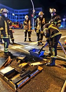 Feuerwehrleute bei einem Einsatz im Freien