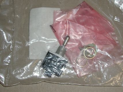 Schalter und Kleinteile in Plastikverpackung