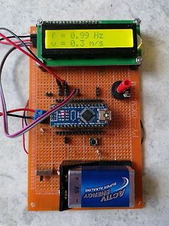 Aufbau mit Mikrocontroller, LCD-Display und 9V-Batterie
