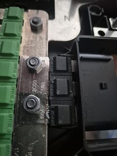 Nahaufnahme von elektrischen Anschlüssen und Schraubklemmen