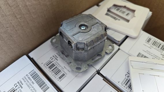 Elektrischer Schalter auf Verpackung
