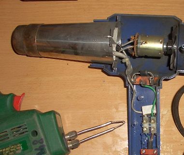Zerlegtes Elektrowerkzeug mit sichtbarem Motor und Verkabelung