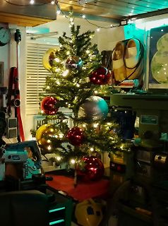 Weihnachtsbaum in einer Werkstatt