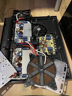 Innenansicht eines Netzteils mit Kühlkörpern und Lüftern