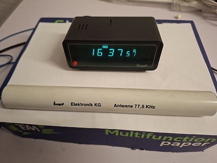 Digitaluhr und Antenne von Hopf Elektronik KG