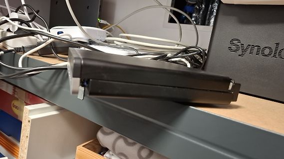 Elektronikgeräte und Kabel auf einem Tisch