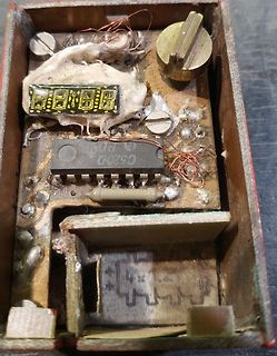 Geöffnete Elektronik mit Bauteilen und Kleberesten