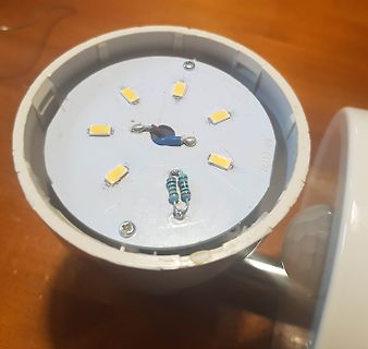 Geöffnete LED-Leuchte mit Platine und Bauteilen