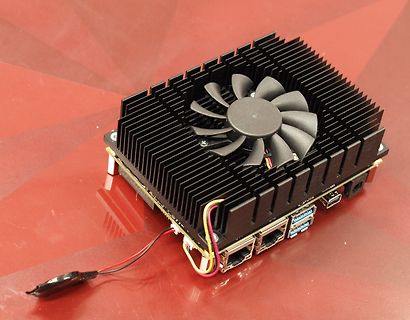 Ein Einplatinencomputer mit Kühlkörper und Lüfter