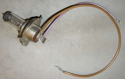 Glühlampe mit Kabeln