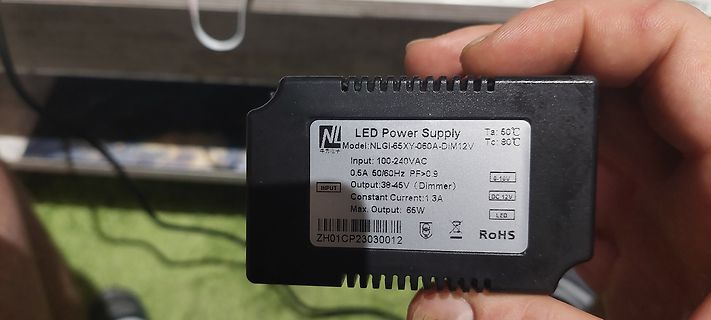 LED-Netzteil in einer Hand