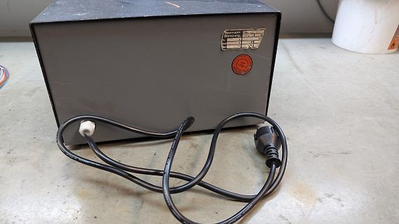 Graues Netzteil mit Netzkabel