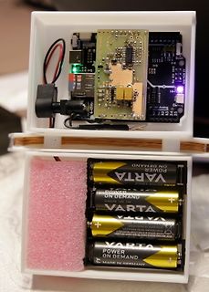 Elektronik-Prototyp mit Mikrocontroller und Batterien in einer Box