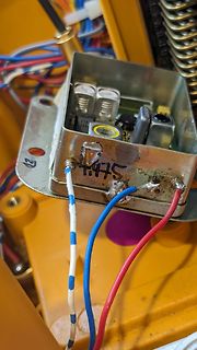 Elektronikmodul mit angeschlossenen Kabeln