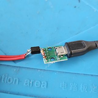 USB-Leiterplatte mit Lötstellen und Kabeln