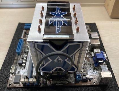 Mainboard mit CPU-Kühler