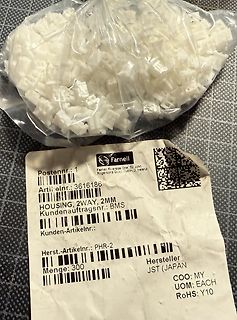 Bauteile in Plastikbeutel mit Etikett