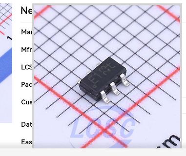 Elektronikbauteil auf Millimeterpapier