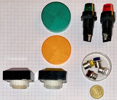 Verschiedene Bedienelemente und Leuchten auf Millimeterpapier