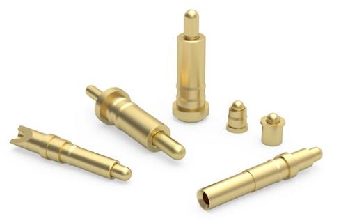 Goldfarbene Metallbauteile oder Steckverbindungen