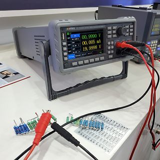 Labornetzteil mit Widerständen und Messspitzen