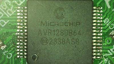 Nahaufnahme eines Microchip AVR128DB64 Mikrocontrollers auf Leiterplatte