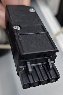 Schwarzer Kunststoffstecker mit Kontakten