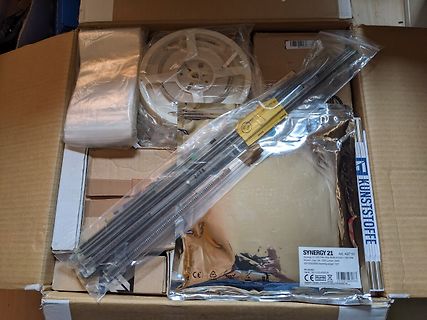 Inhalt eines Kartons mit LED-Streifen und Zubehör