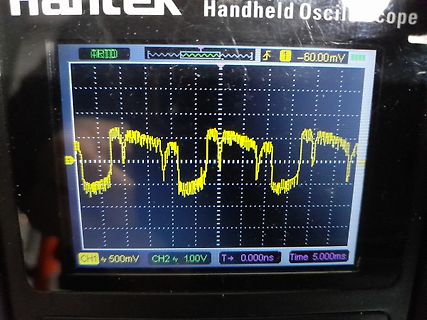 Abfotografiertes Handheld-Oszilloskop mit Wellenform