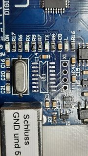 Nahaufnahme einer blauen Leiterplatte mit elektronischen Bauteilen