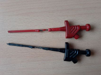 Rote und schwarze Messleitungen