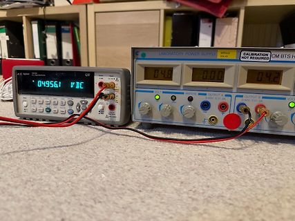 Labornetzteil und Multimeter auf Werkstatt-Tisch