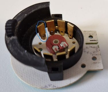 Potentiometer auf Leiterplatte mit markiertem Kontakt