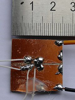 Geätzte Kupferplatine mit Lötstellen und Messschieber