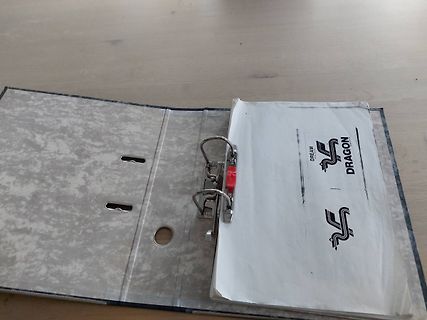 Aufgeschlagener Aktenordner mit Dokumenten